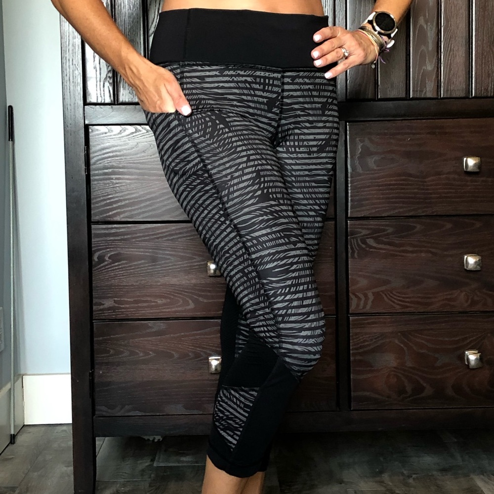 Black lululemon leggings with print